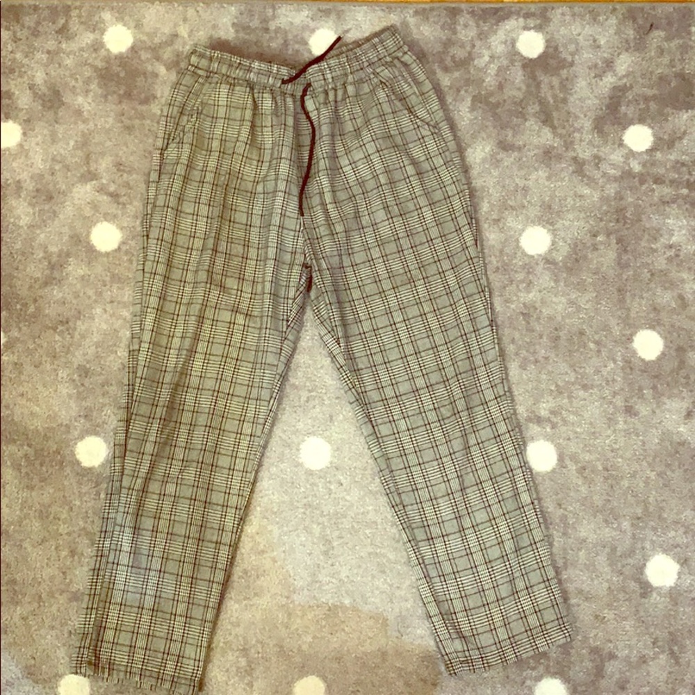 Plaid pants with an elastic waistband.